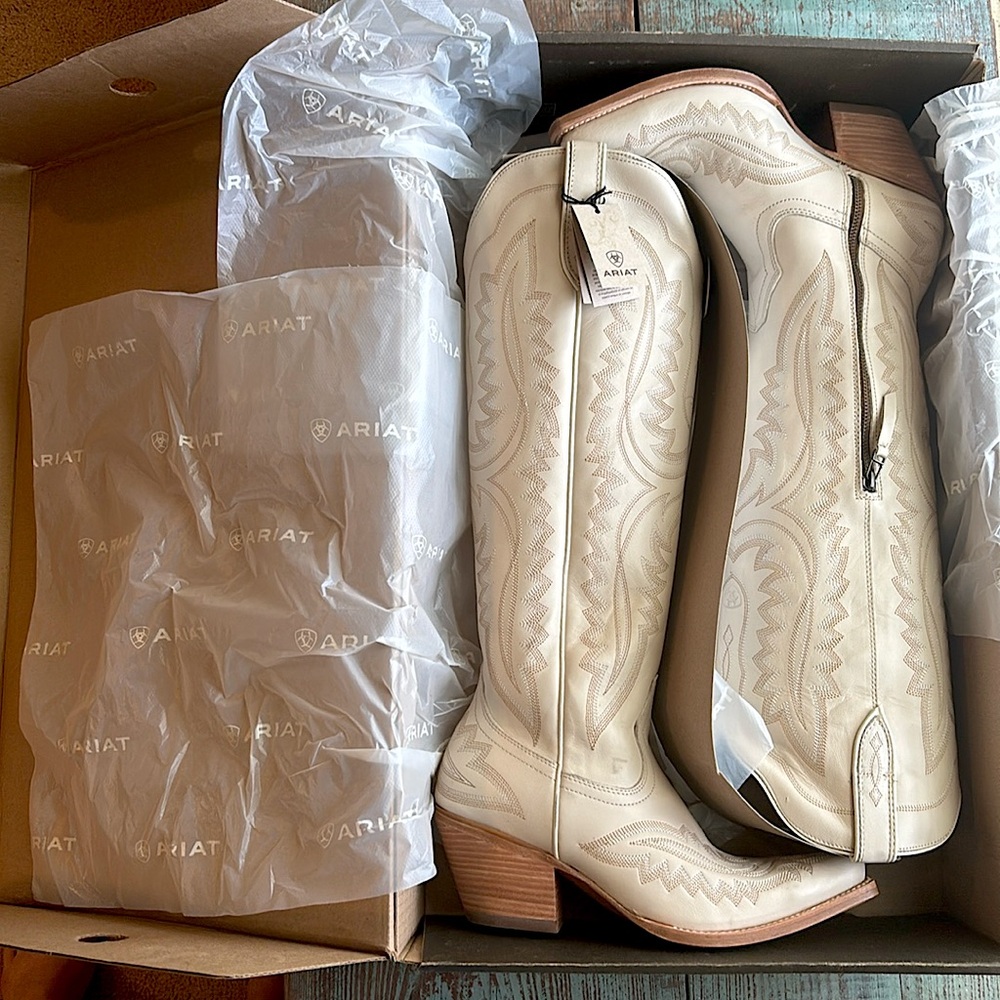 Ariat Women’s Casanova Blanco White Boots - Picture 2 of 9